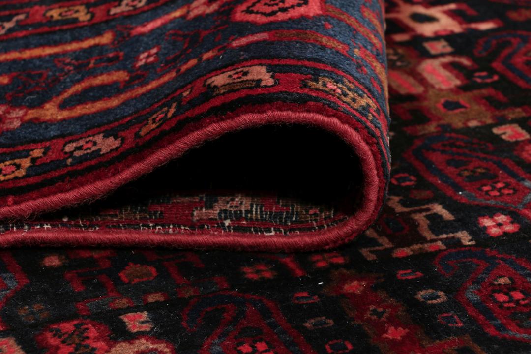 Handgeknoopt Koliai-tapijt uit het Midden-Oosten in donkerrode en zwarte tinten