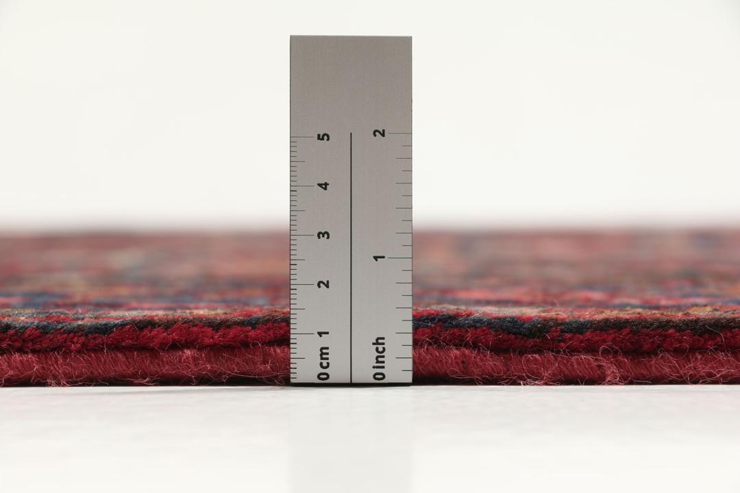 Handgeknoopt Koliai-tapijt uit het Midden-Oosten in donkerrode en zwarte tinten