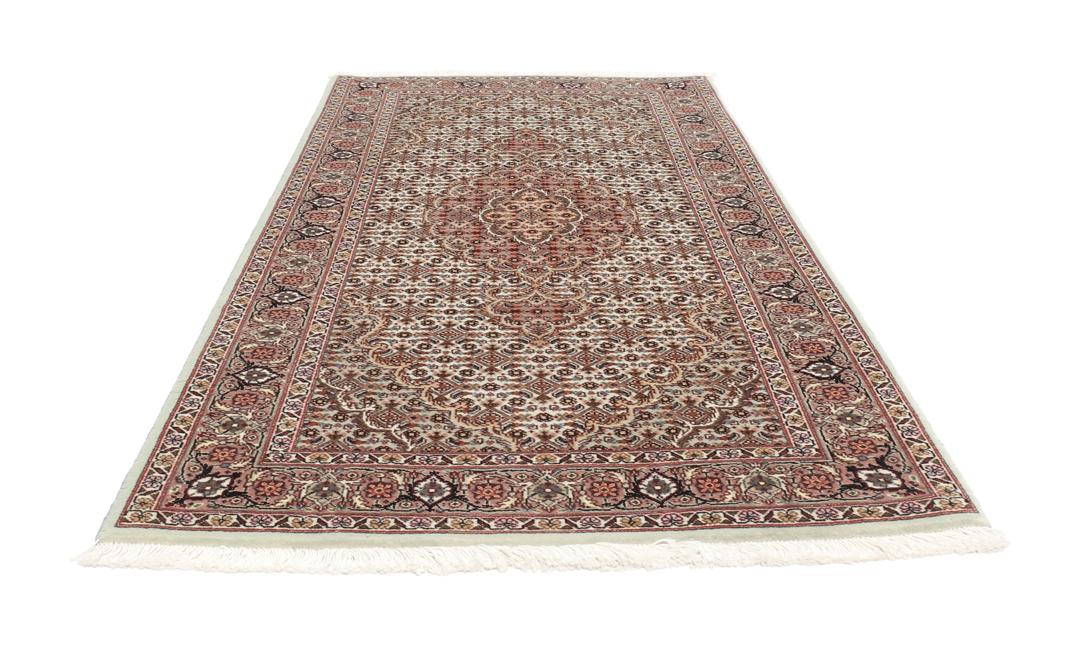 Håndknyttet Tabriz-tæppe med indviklede blomstermedallionmønstre i røde og beige toner.