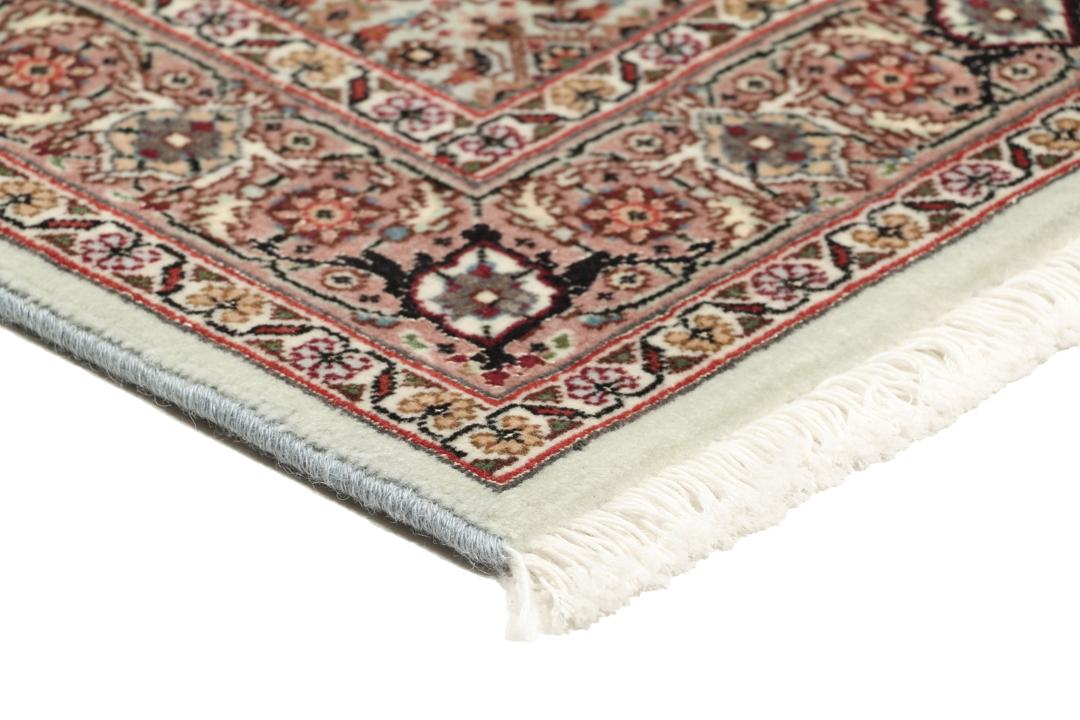 Håndknyttet Tabriz-tæppe med indviklede blomstermedallionmønstre i røde og beige toner.