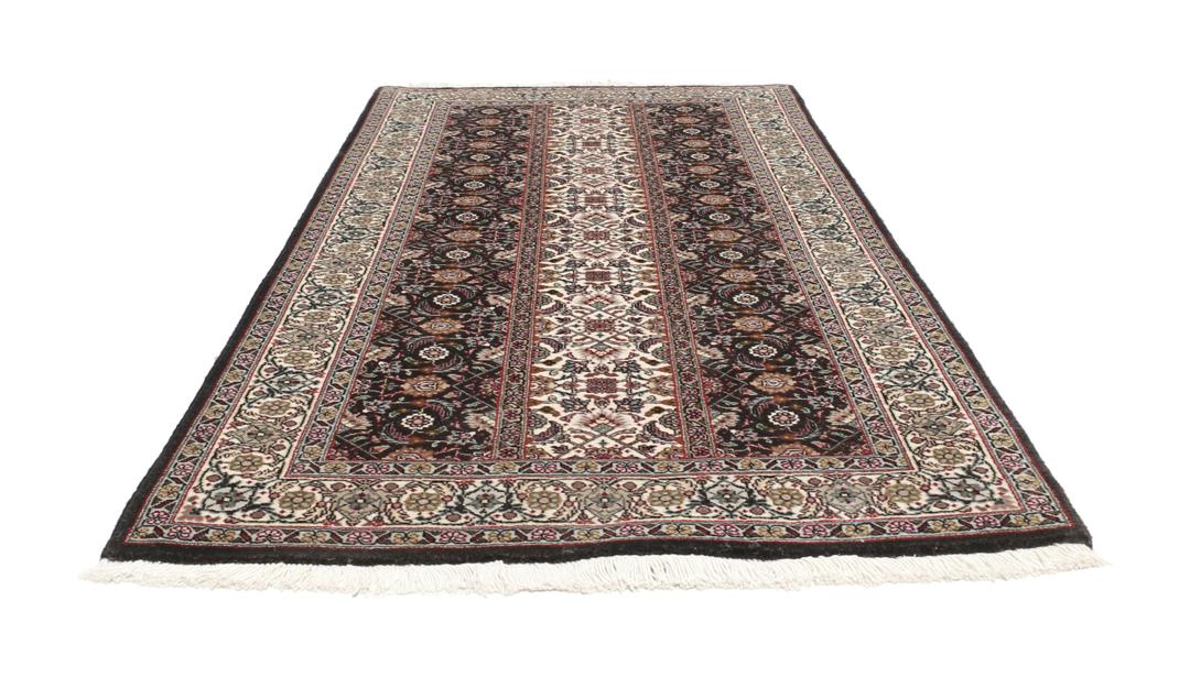 Et rektangulært Tabriz-tæppe fra Mellemøsten med et mørkt, flerfarvet blomsterdesign.