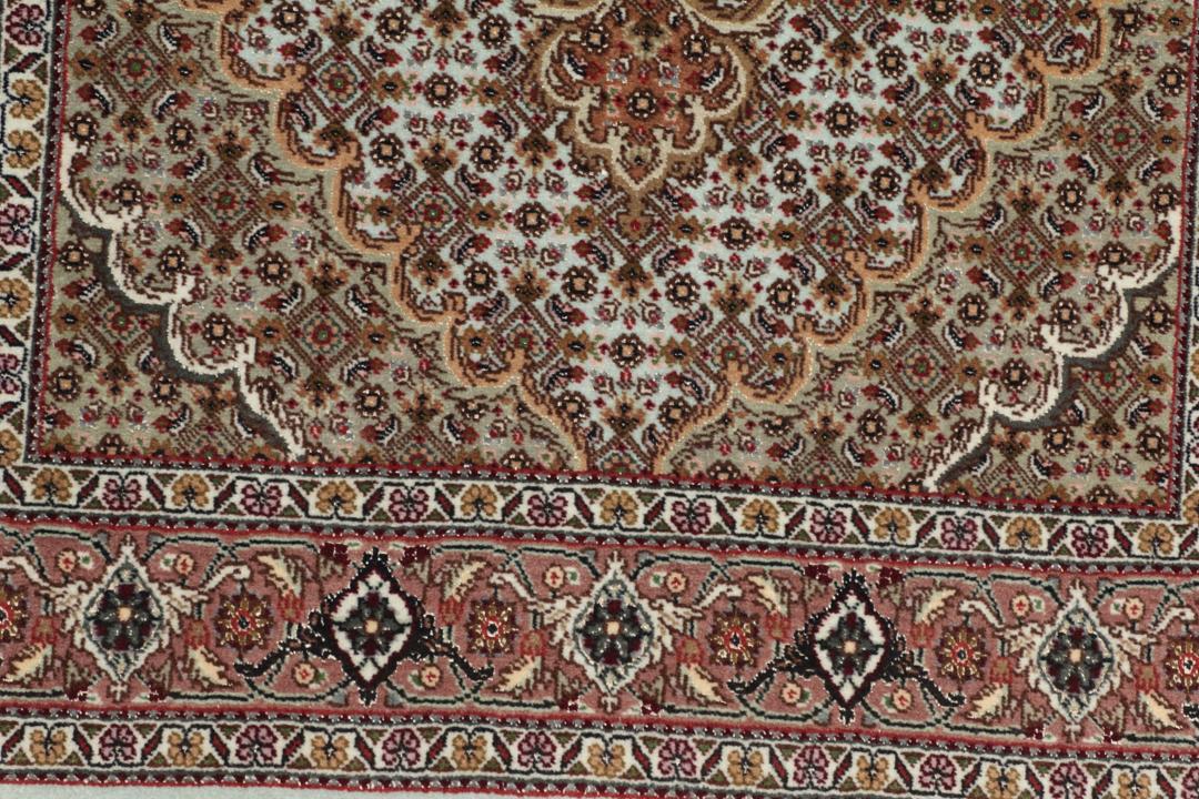 Met de hand geknoopt Tabriz tapijt uit het Midden-Oosten in veelkleurige tinten
