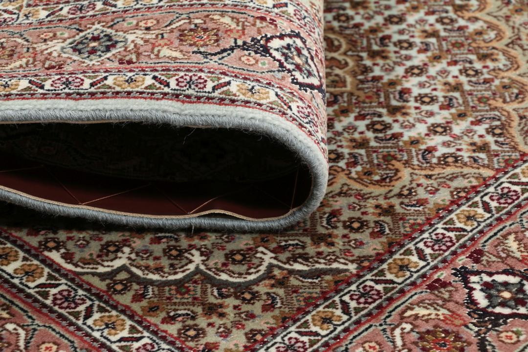 Met de hand geknoopt Tabriz tapijt uit het Midden-Oosten in veelkleurige tinten
