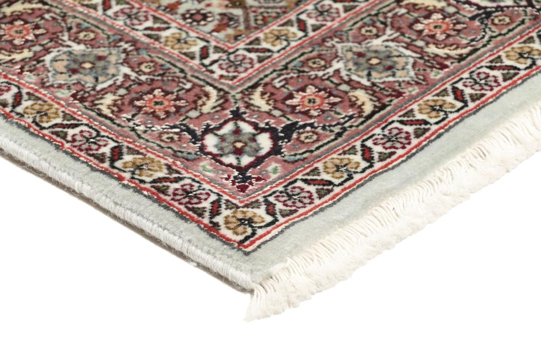 Et håndknyttet Tabriz-tæppe fra Mellemøsten med et rødt og beige blomster-medaljondesign.