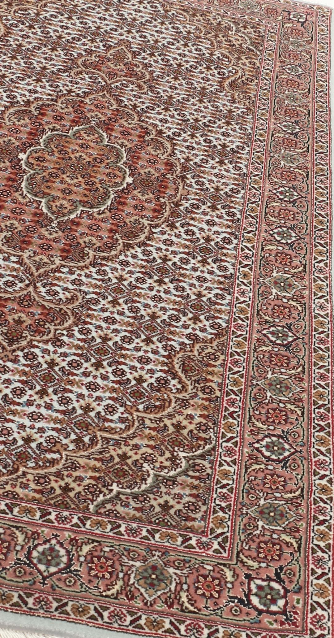 Håndknyttet Tabriz-tæppe fra Mellemøsten i dybe røde og beige nuancer