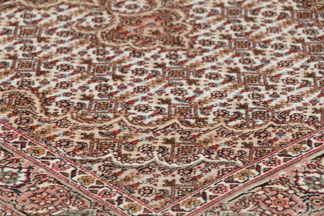 Håndknyttet Tabriz-tæppe fra Mellemøsten i dybe røde og beige nuancer