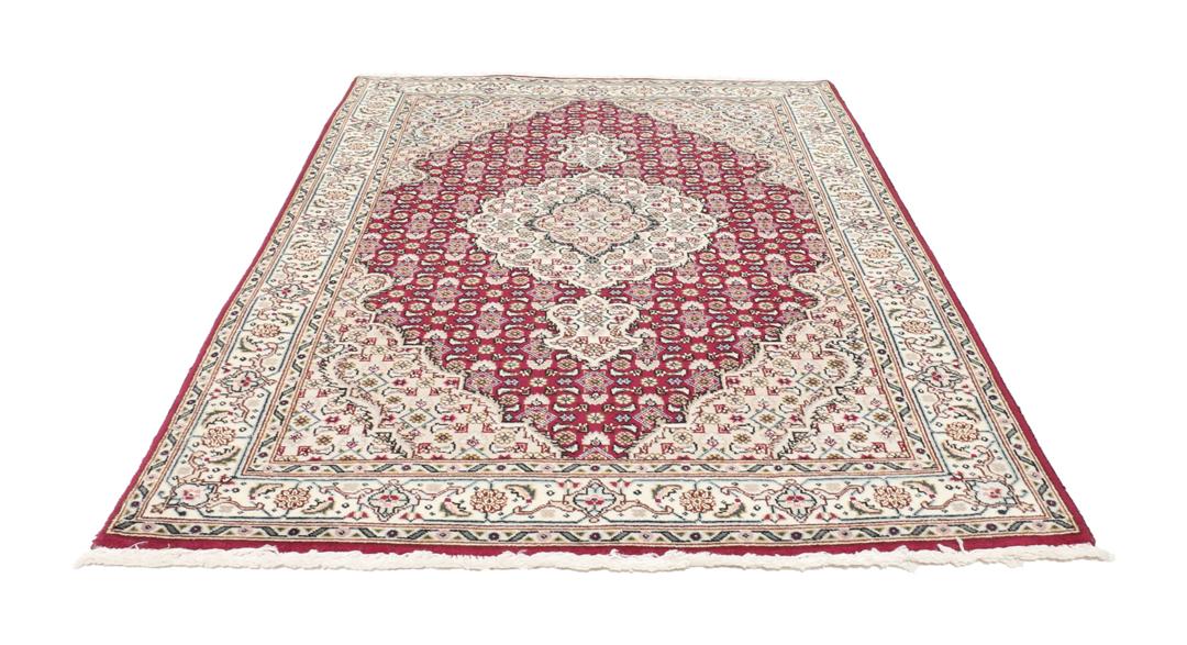 Et håndknyttet Tabriz 50 Raj-tæppe fra Mellemøsten med et levende rødt felt.
