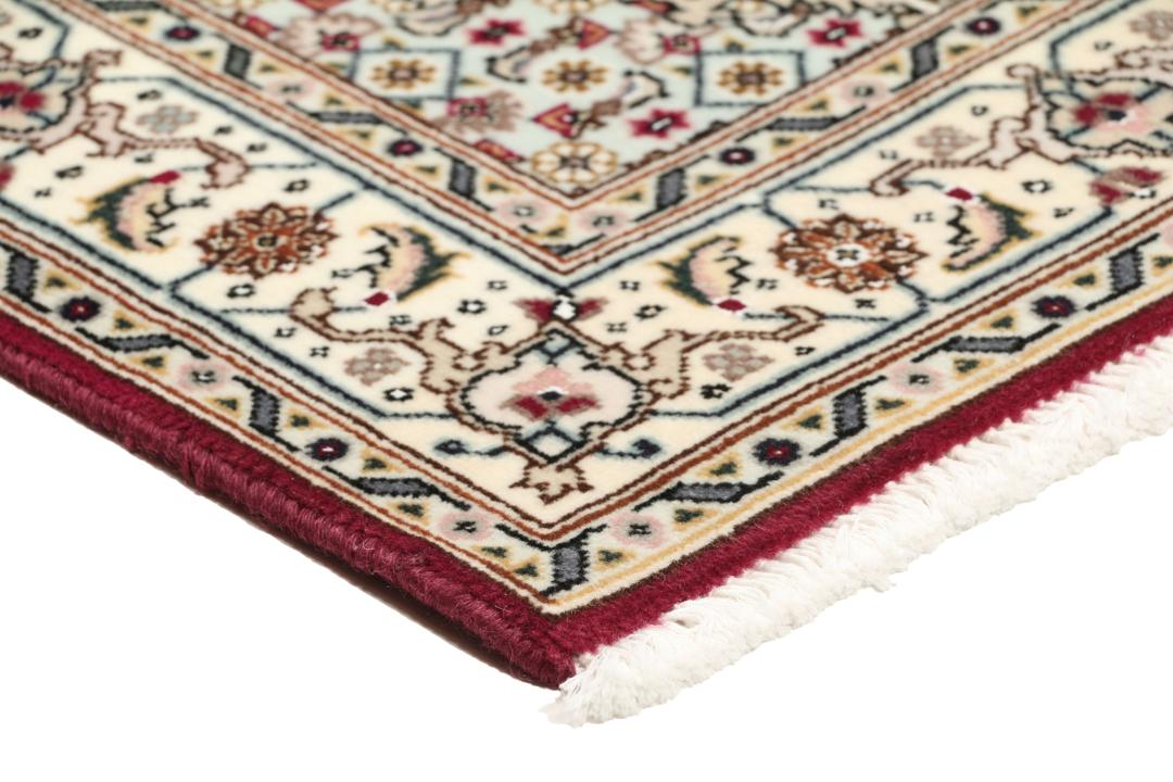 Et håndknyttet Tabriz 50 Raj-tæppe fra Mellemøsten med et levende rødt felt.