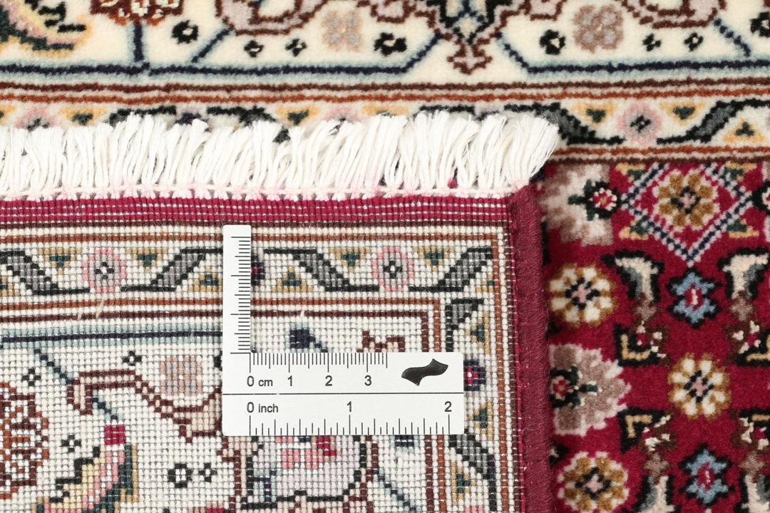 Et håndknyttet Tabriz 50 Raj-tæppe fra Mellemøsten med et levende rødt felt.