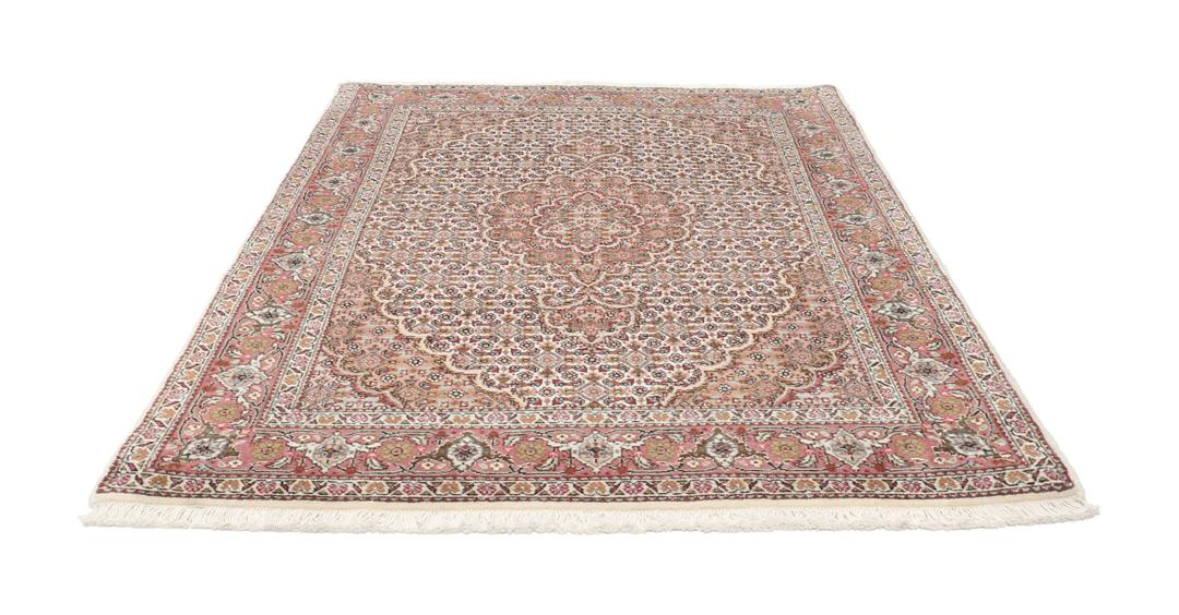 Håndknyttet Tabriz 50 Raj-tæppe med indviklede blomstermotiver i mørkerød og beige