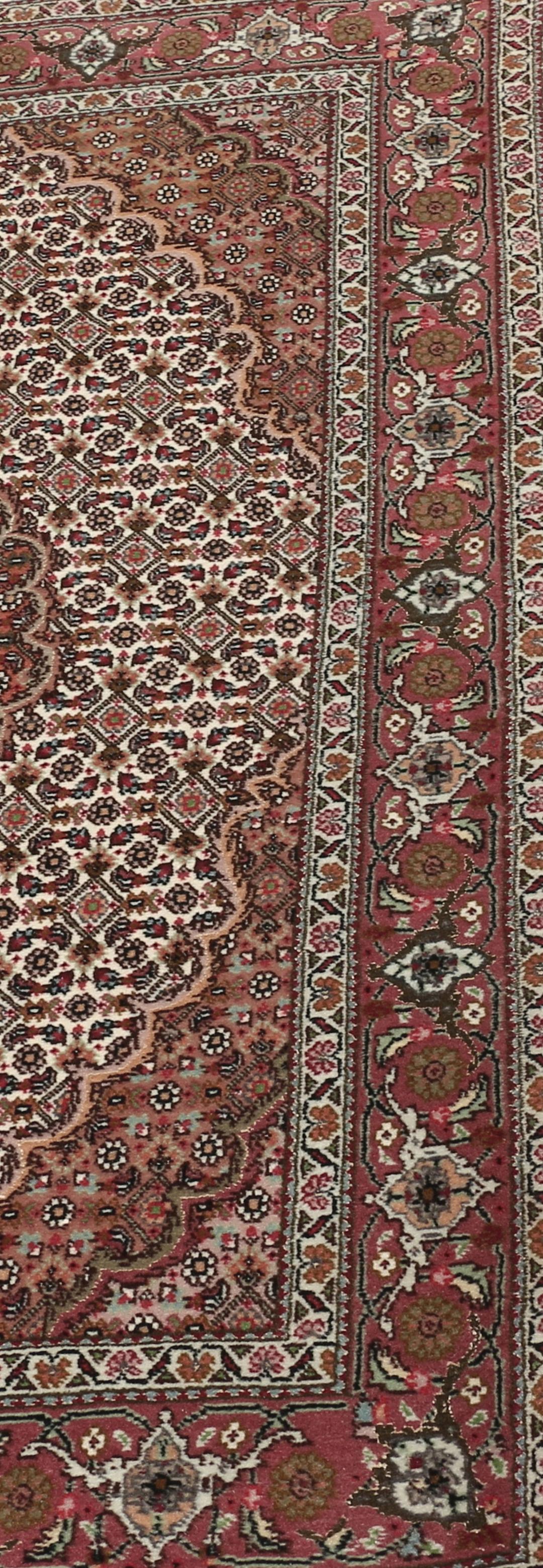 Håndknyttet Tabriz 50 Raj-tæppe med indviklede blomstermotiver i mørkerød og beige