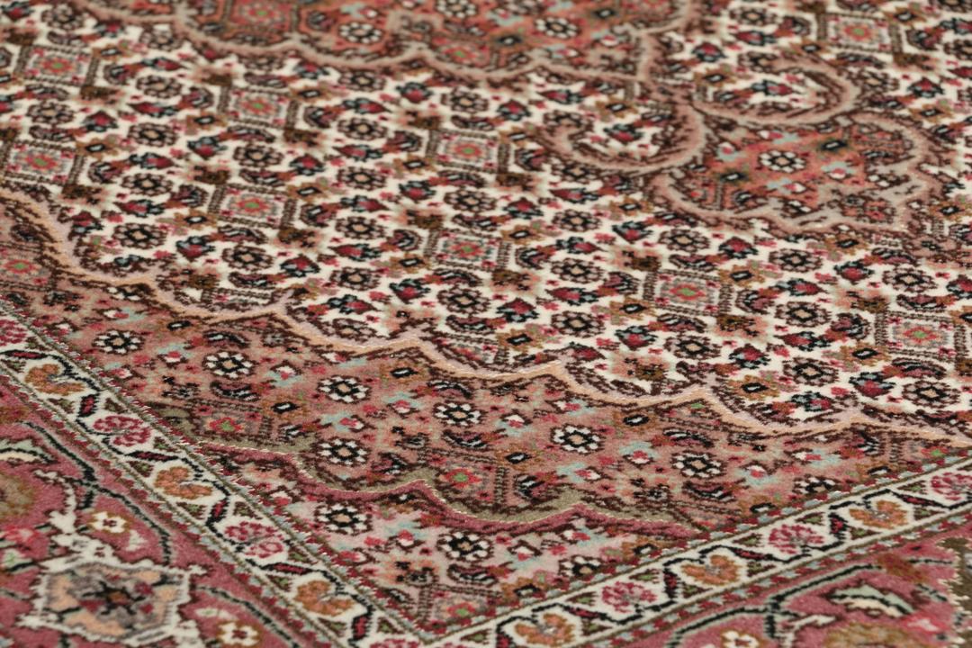 Håndknyttet Tabriz 50 Raj-tæppe med indviklede blomstermotiver i mørkerød og beige