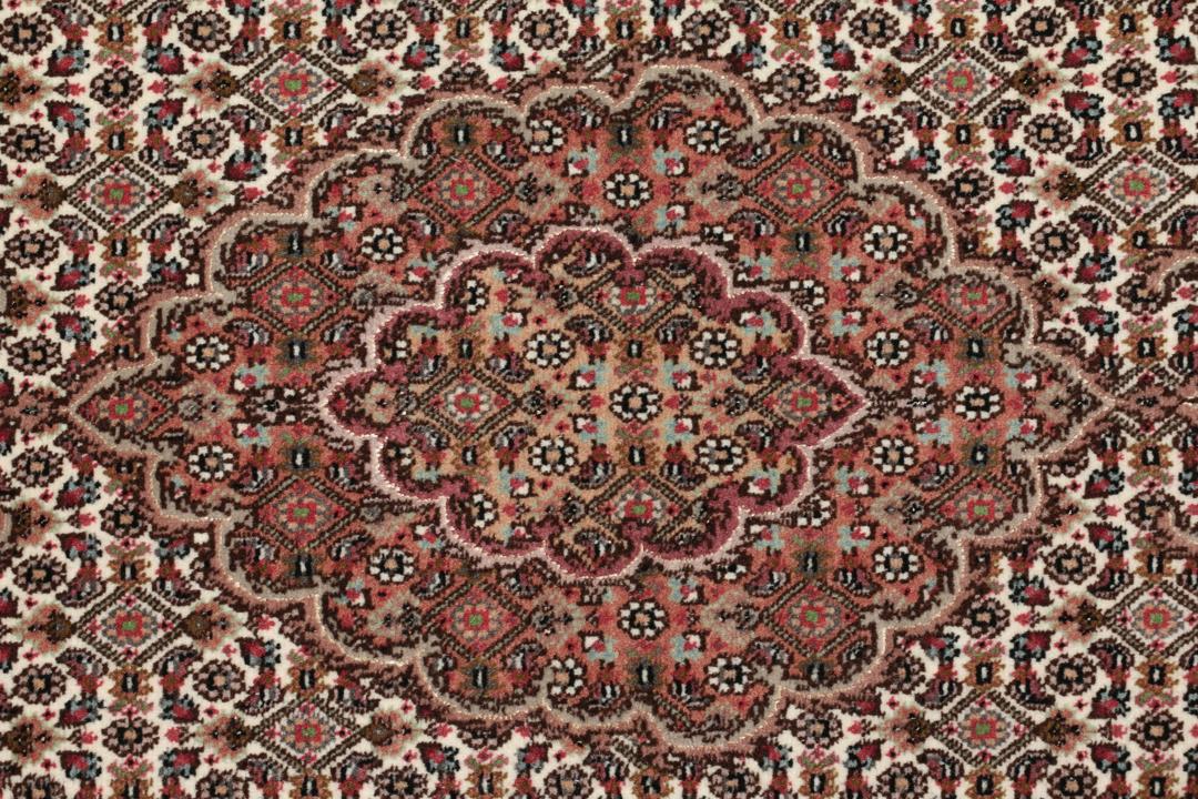Håndknyttet Tabriz 50 Raj-tæppe med indviklede blomstermotiver i mørkerød og beige