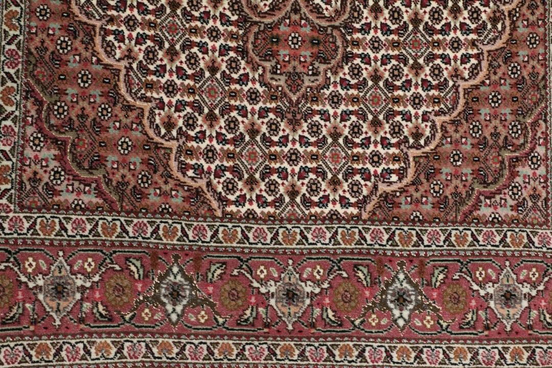 Håndknyttet Tabriz 50 Raj-tæppe med indviklede blomstermotiver i mørkerød og beige
