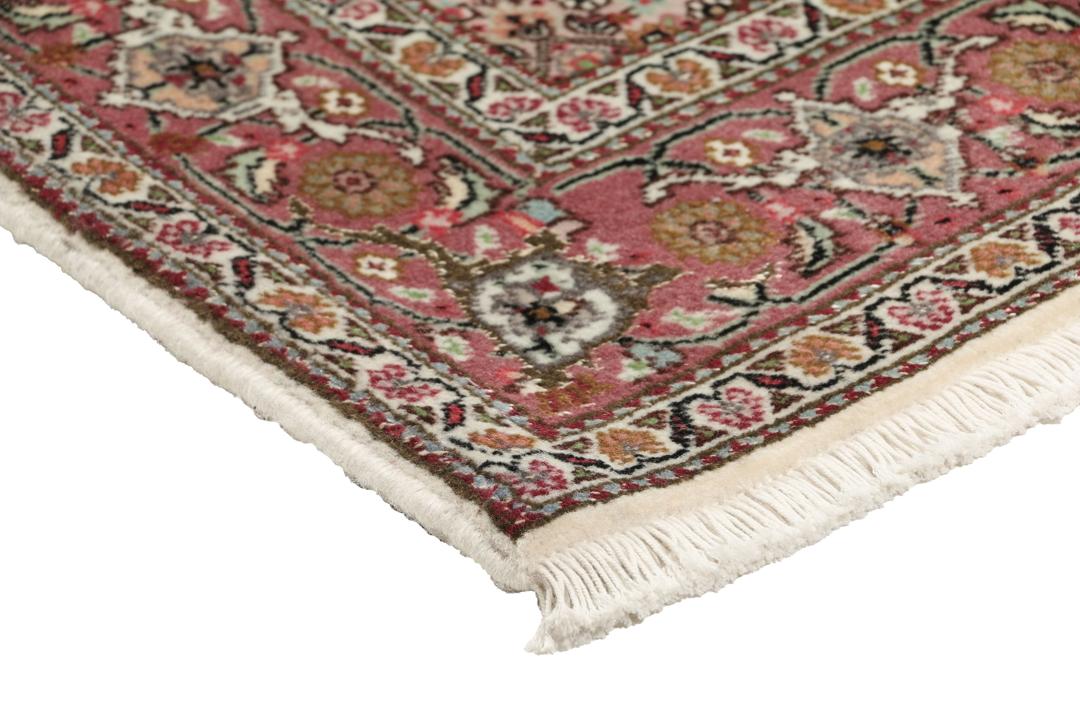 Håndknyttet Tabriz 50 Raj-tæppe med indviklede blomstermotiver i mørkerød og beige