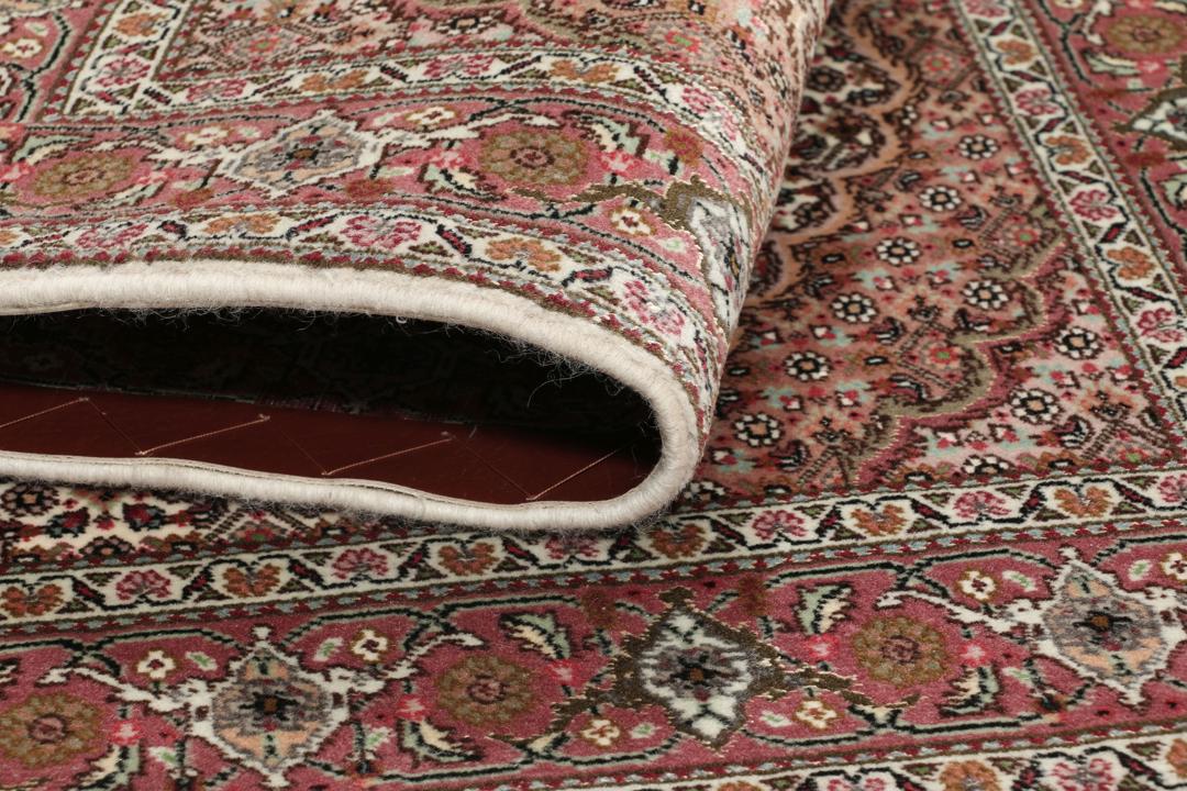 Håndknyttet Tabriz 50 Raj-tæppe med indviklede blomstermotiver i mørkerød og beige