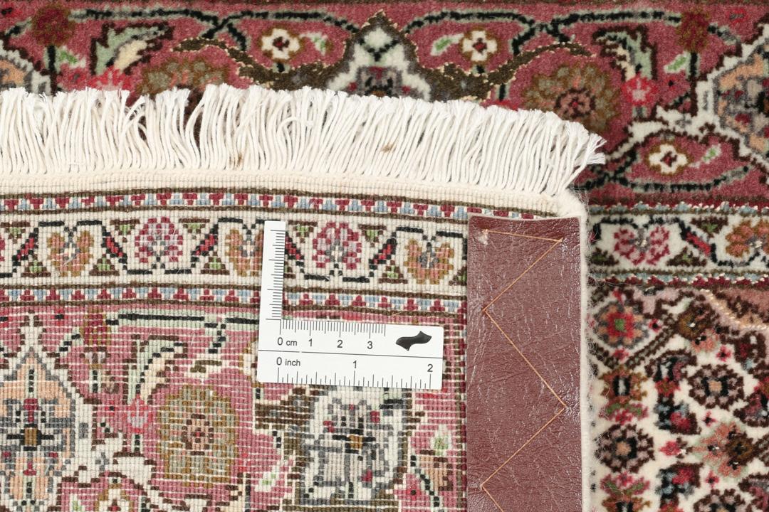 Håndknyttet Tabriz 50 Raj-tæppe med indviklede blomstermotiver i mørkerød og beige