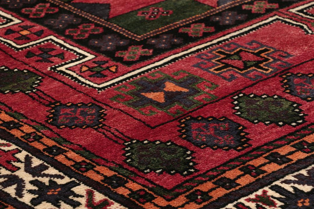 Handgeknoopt Kurdi Ghuchan-tapijt met geometrische patronen in donkerrood en zwart uit het Midden-Oosten