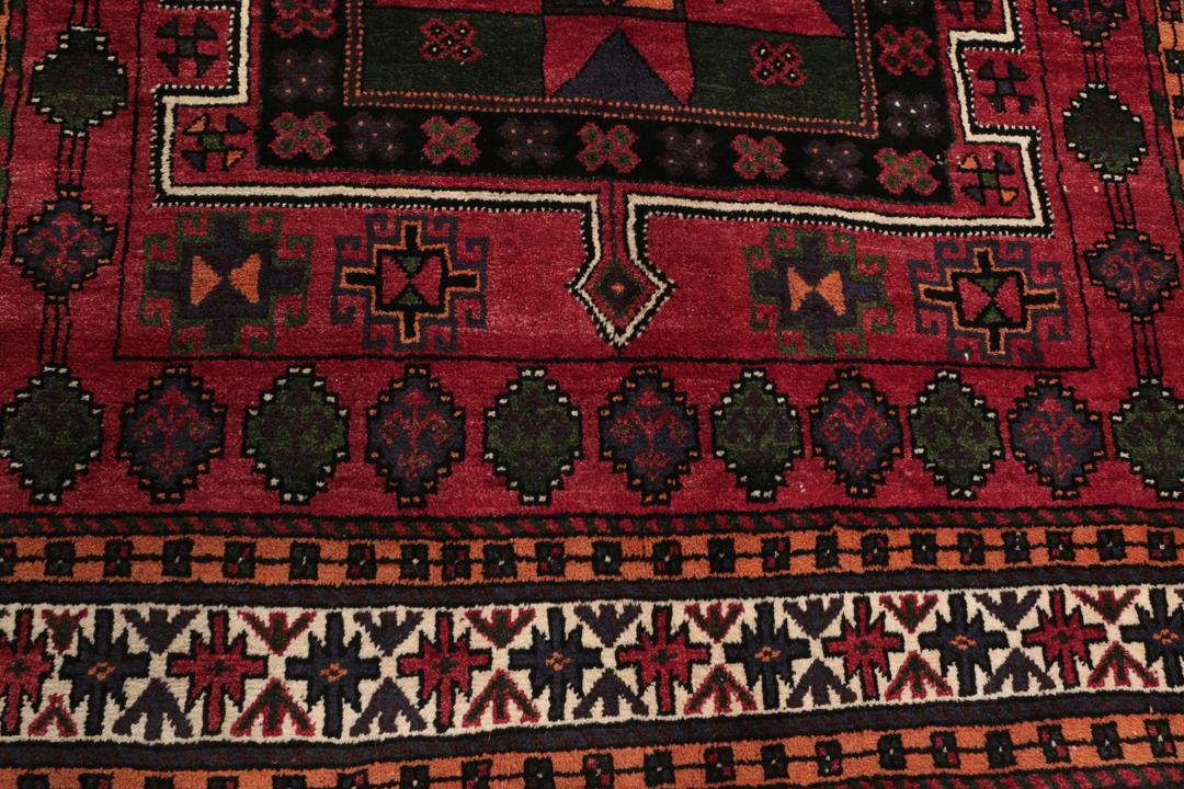Handgeknoopt Kurdi Ghuchan-tapijt met geometrische patronen in donkerrood en zwart uit het Midden-Oosten