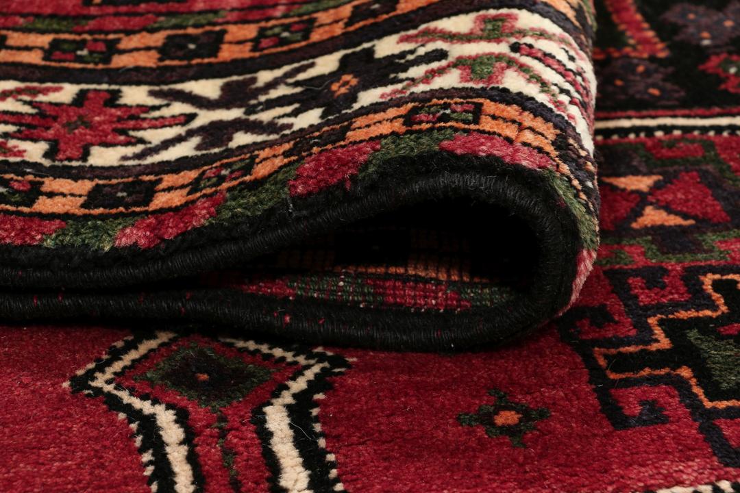 Handgeknoopt Kurdi Ghuchan-tapijt met geometrische patronen in donkerrood en zwart uit het Midden-Oosten