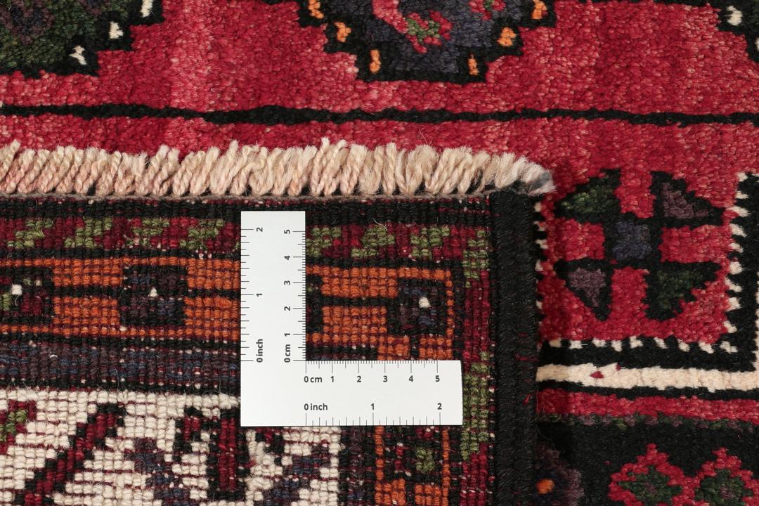 Handgeknoopt Kurdi Ghuchan-tapijt met geometrische patronen in donkerrood en zwart uit het Midden-Oosten