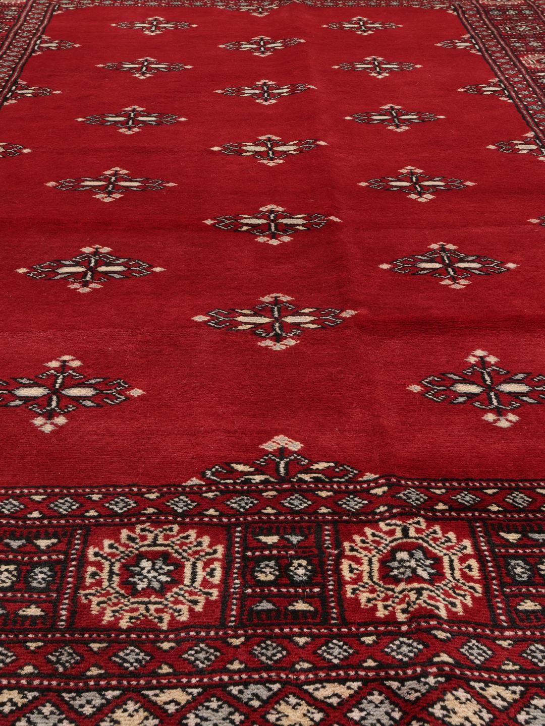 Tapis Pakistan Bokhara 2ply rouge noué à la main avec des motifs géométriques traditionnels