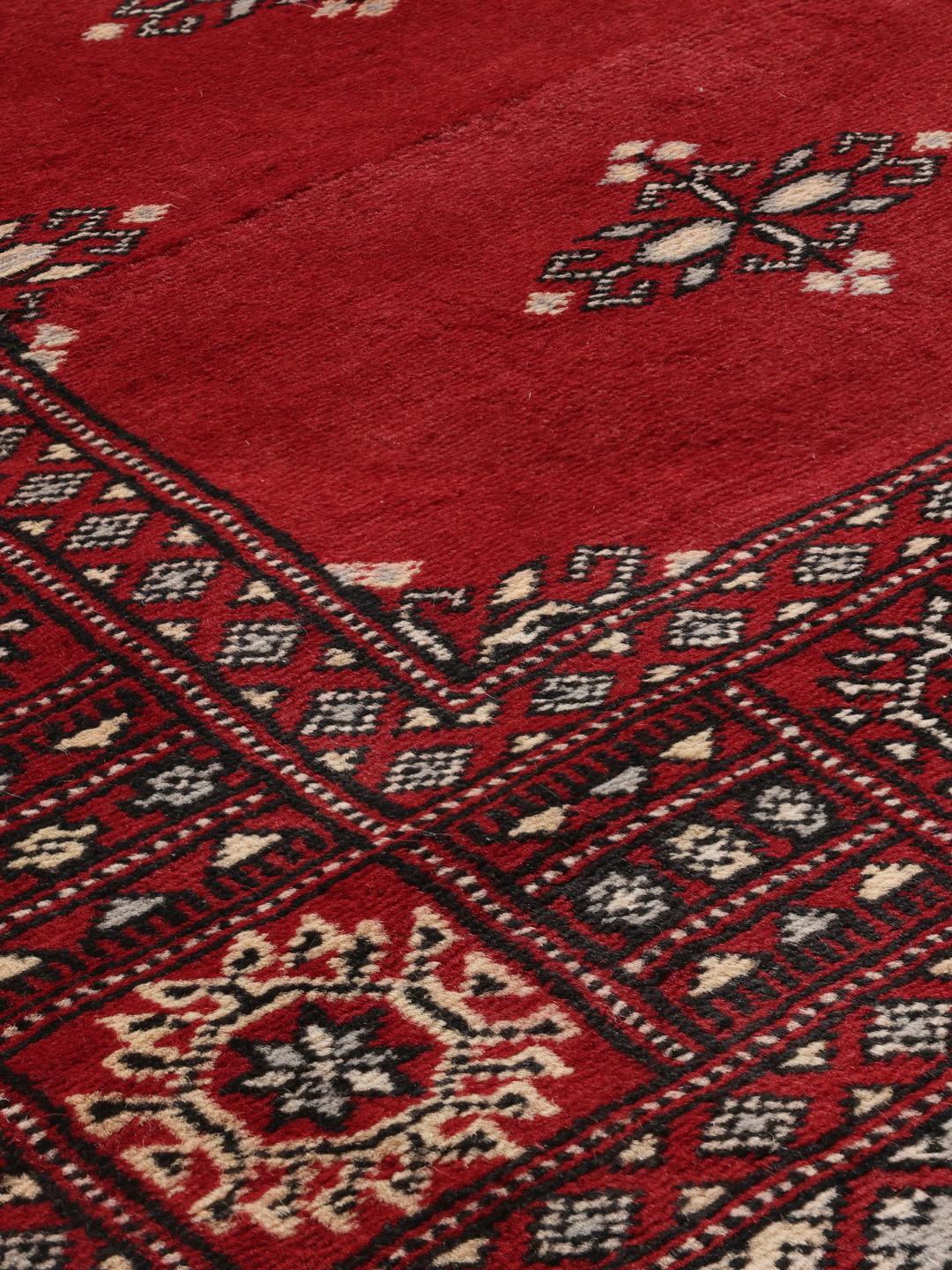 Tapis Pakistan Bokhara 2ply rouge noué à la main avec des motifs géométriques traditionnels