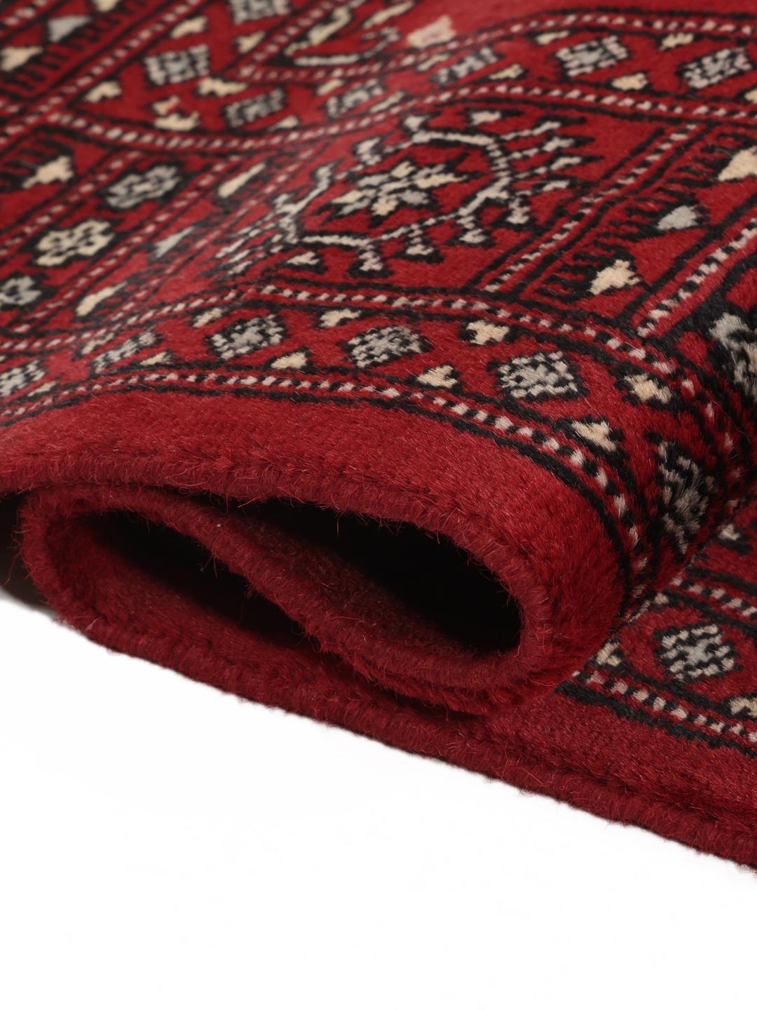 Tapis Pakistan Bokhara 2ply rouge noué à la main avec des motifs géométriques traditionnels