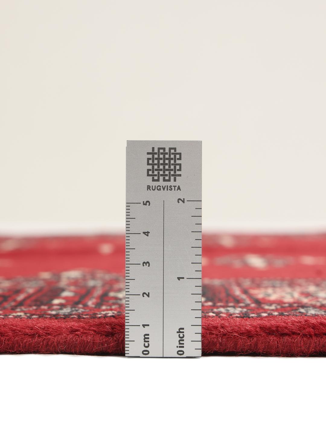 Tapis Pakistan Bokhara 2ply rouge noué à la main avec des motifs géométriques traditionnels