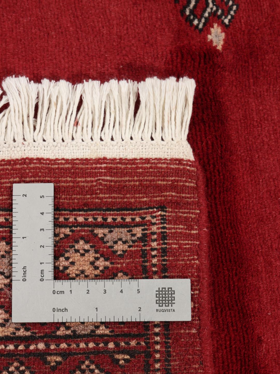 Tapis Pakistan Bokhara 2ply rouge noué à la main avec des motifs géométriques traditionnels