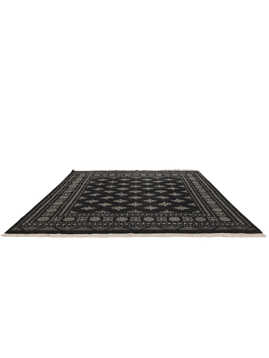 Handgeknoopt vierkant vloerkleed uit Pakistan met een zwart veld en traditionele motieven