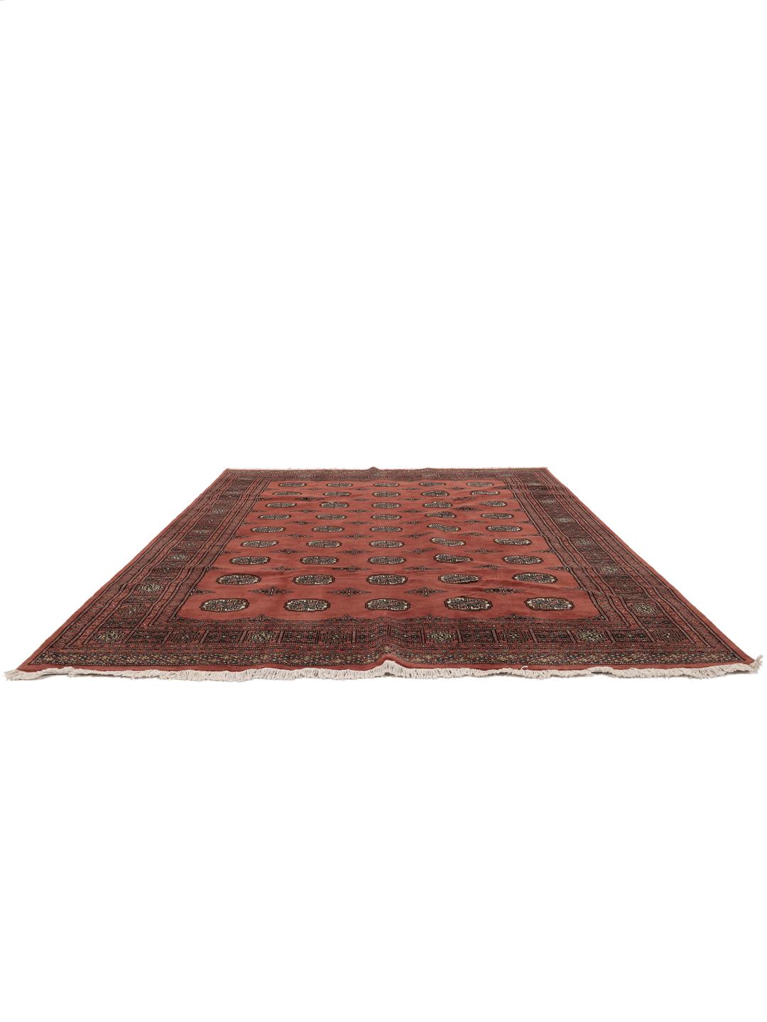 Handgeknüpfter Pakistan Bokhara 2ply Teppich in Dunkelrot mit traditionellen, sich wiederholenden Motiven.