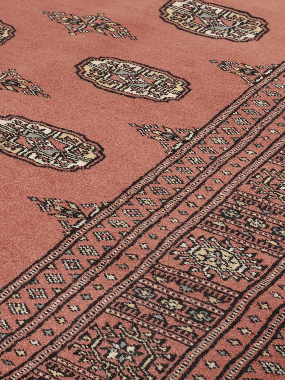 Handgeknüpfter Pakistan Bokhara 2ply Teppich in Dunkelrot mit traditionellen, sich wiederholenden Motiven.