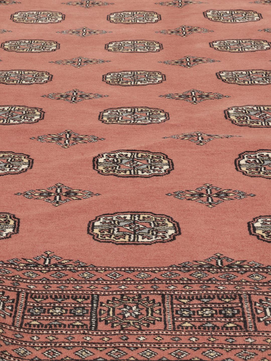 Handgeknüpfter Pakistan Bokhara 2ply Teppich in Dunkelrot mit traditionellen, sich wiederholenden Motiven.