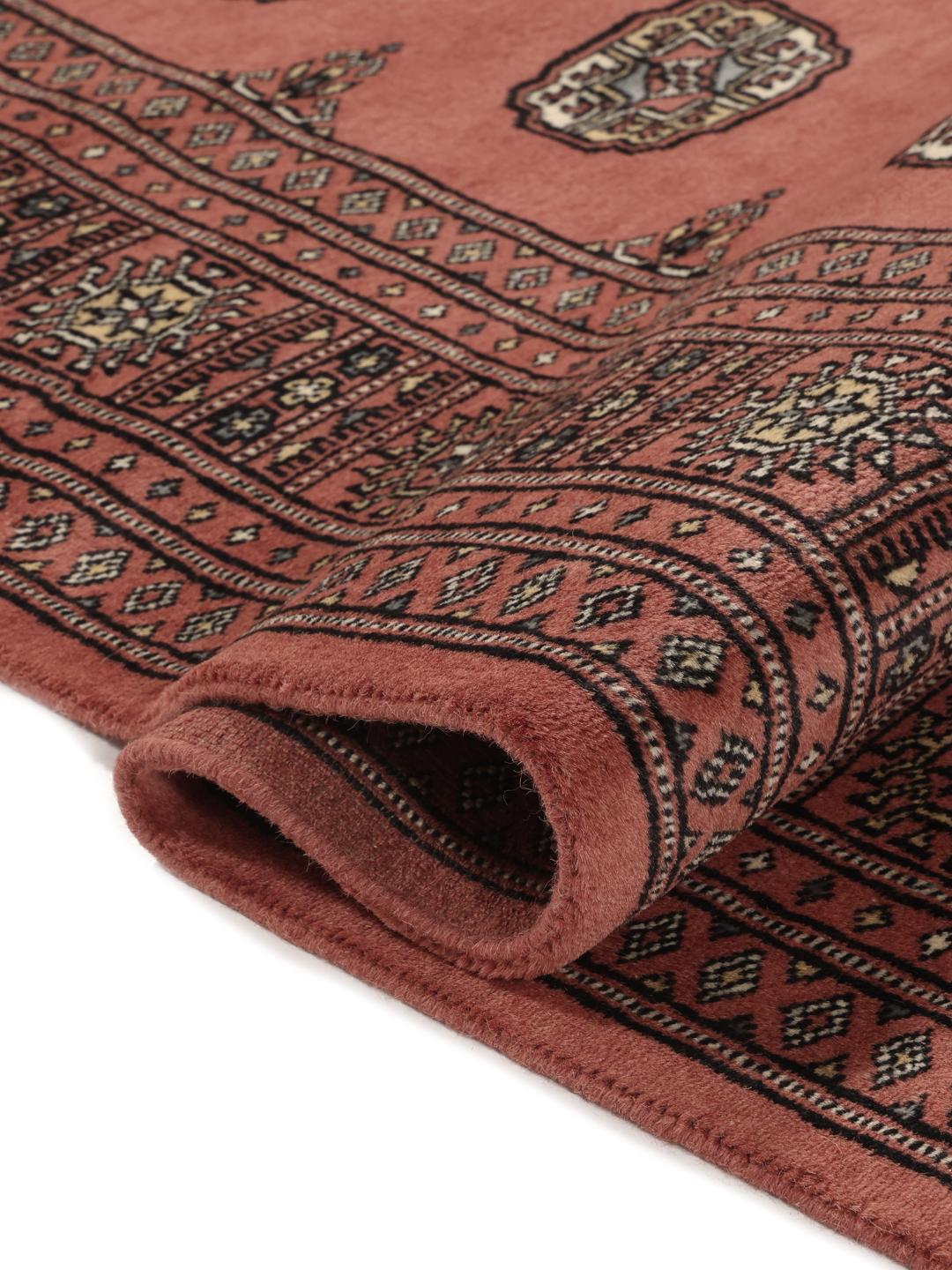 Handgeknüpfter Pakistan Bokhara 2ply Teppich in Dunkelrot mit traditionellen, sich wiederholenden Motiven.