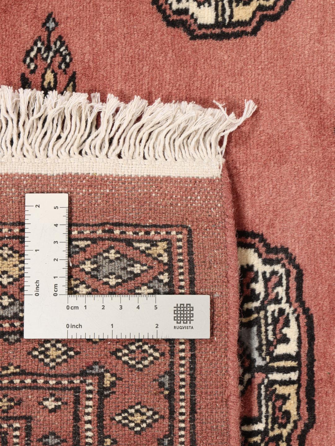Handgeknüpfter Pakistan Bokhara 2ply Teppich in Dunkelrot mit traditionellen, sich wiederholenden Motiven.