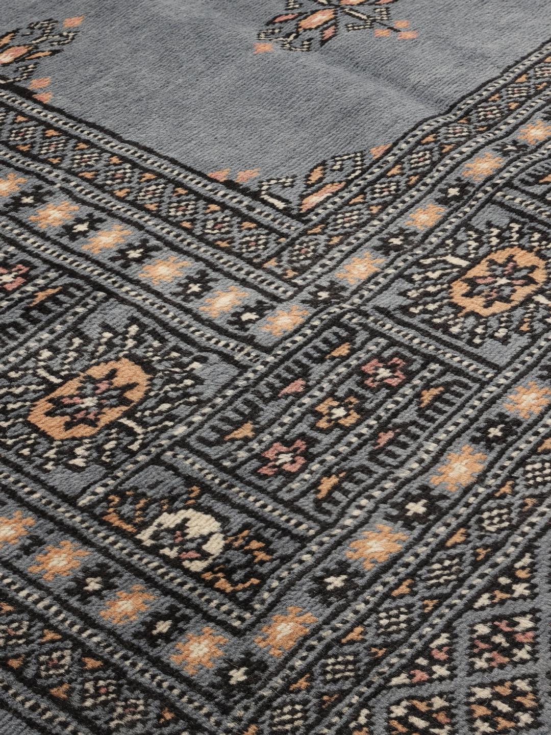 Een vierkant Pakistan Bokhara 2-ply handgeknoopt tapijt in grijs met traditionele herhalende motieven.