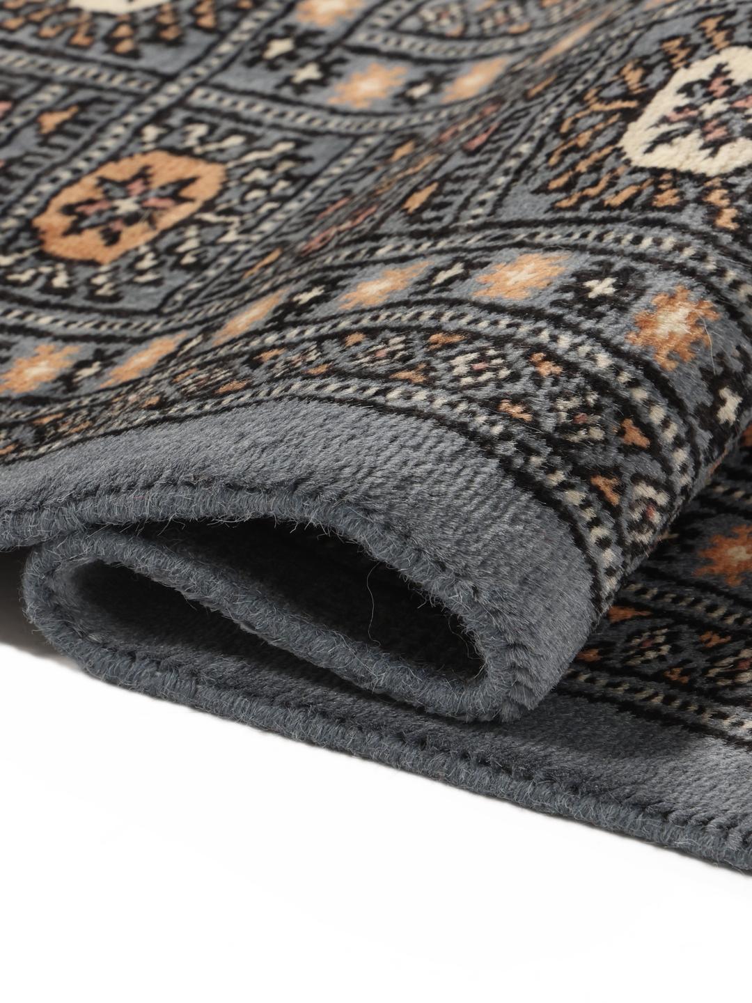Een vierkant Pakistan Bokhara 2-ply handgeknoopt tapijt in grijs met traditionele herhalende motieven.