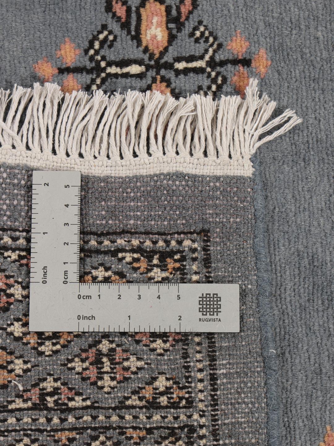 Een vierkant Pakistan Bokhara 2-ply handgeknoopt tapijt in grijs met traditionele herhalende motieven.