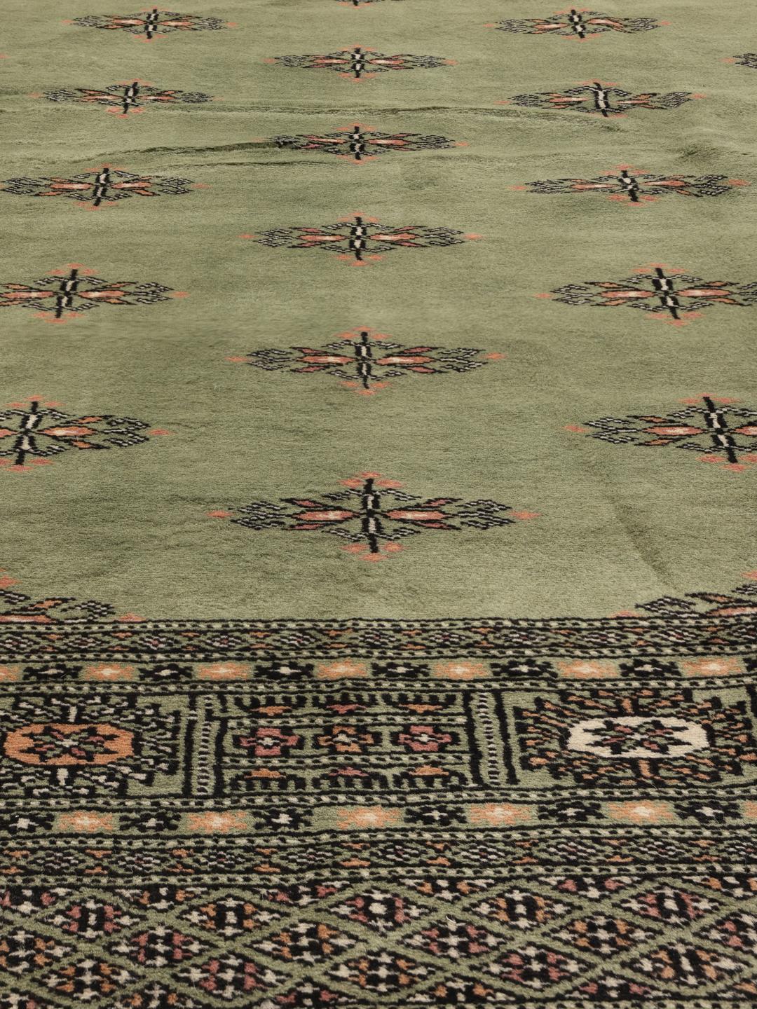 Handgeknoopt groen Pakistan Bokhara tapijt met traditionele motieven
