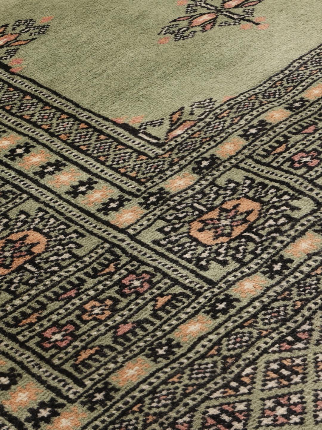 Handgeknoopt groen Pakistan Bokhara tapijt met traditionele motieven