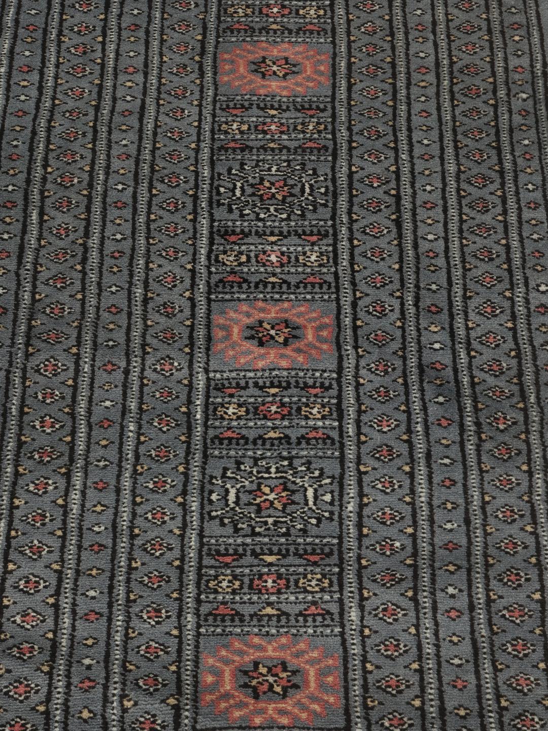 Duży ręcznie wiązany dywan Pakistan Bokhara z szarym tłem i tradycyjnymi geometrycznymi motywami.