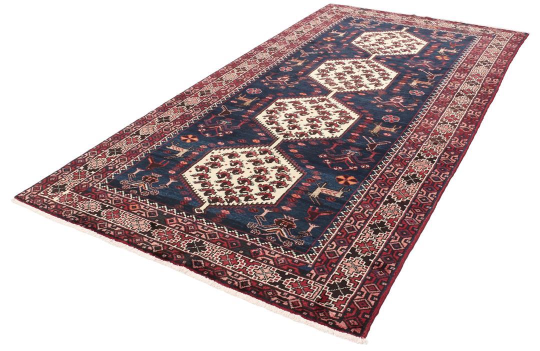 Een uniek, met de hand geknoopt Kurdi Ghuchan tapijt uit het Midden-Oosten met een donkerblauw veld en gedetailleerde diermotieven.