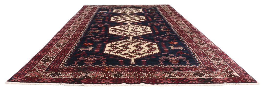 Een uniek, met de hand geknoopt Kurdi Ghuchan tapijt uit het Midden-Oosten met een donkerblauw veld en gedetailleerde diermotieven.