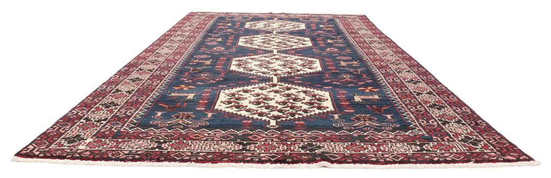 Een uniek, met de hand geknoopt Kurdi Ghuchan tapijt uit het Midden-Oosten met een donkerblauw veld en gedetailleerde diermotieven.