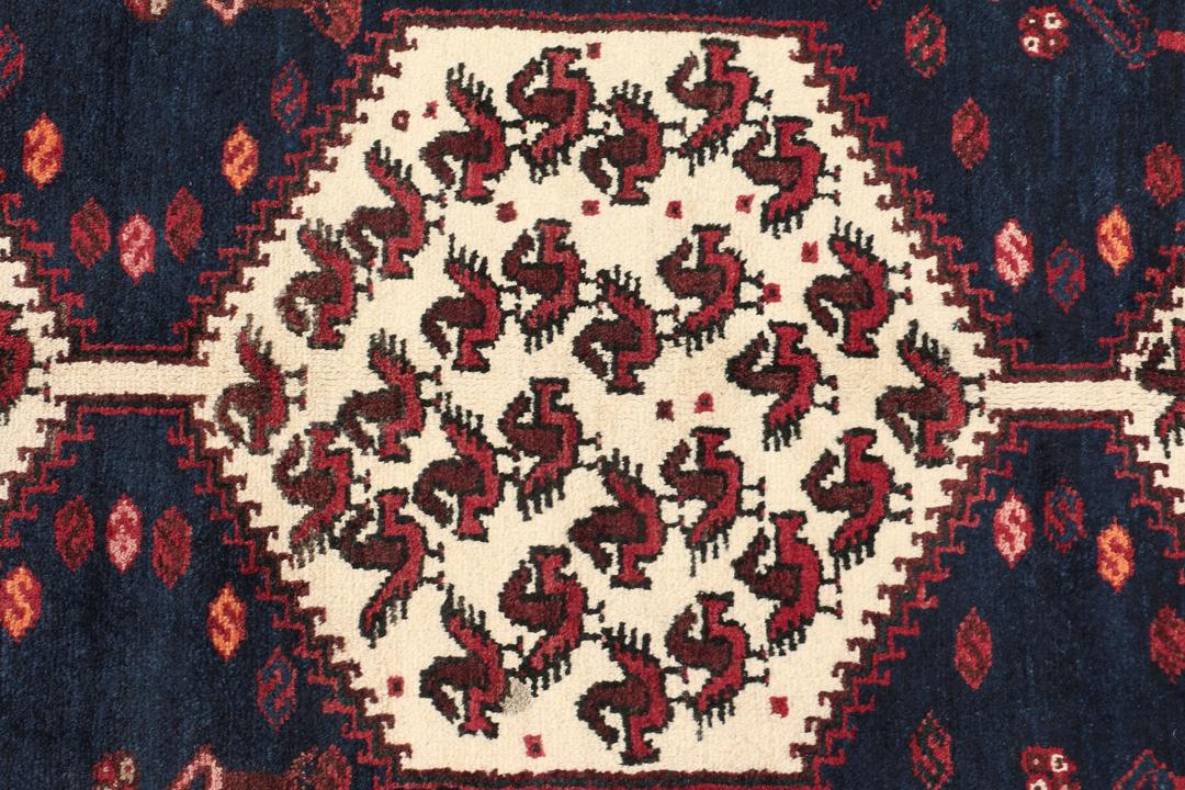 Een uniek, met de hand geknoopt Kurdi Ghuchan tapijt uit het Midden-Oosten met een donkerblauw veld en gedetailleerde diermotieven.