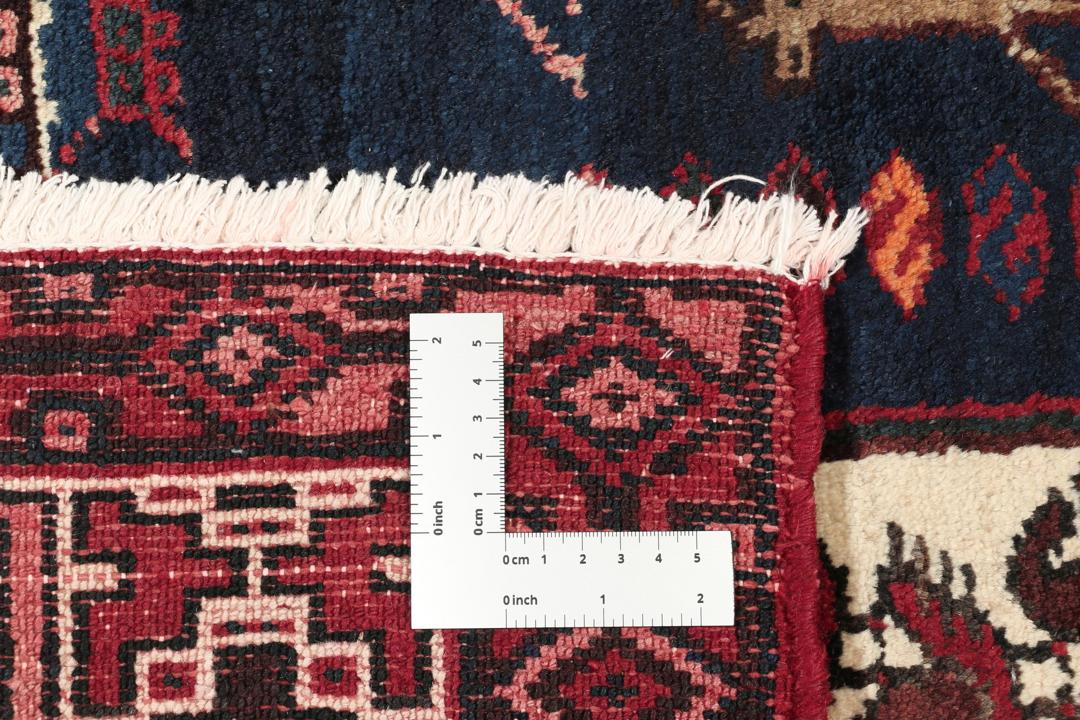 Een uniek, met de hand geknoopt Kurdi Ghuchan tapijt uit het Midden-Oosten met een donkerblauw veld en gedetailleerde diermotieven.