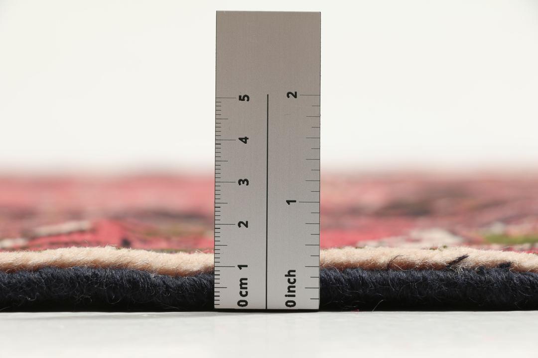 Håndknyttet Heriz-tæppe fra Mellemøsten med et dristigt geometrisk mønster i mørkerødt og sort