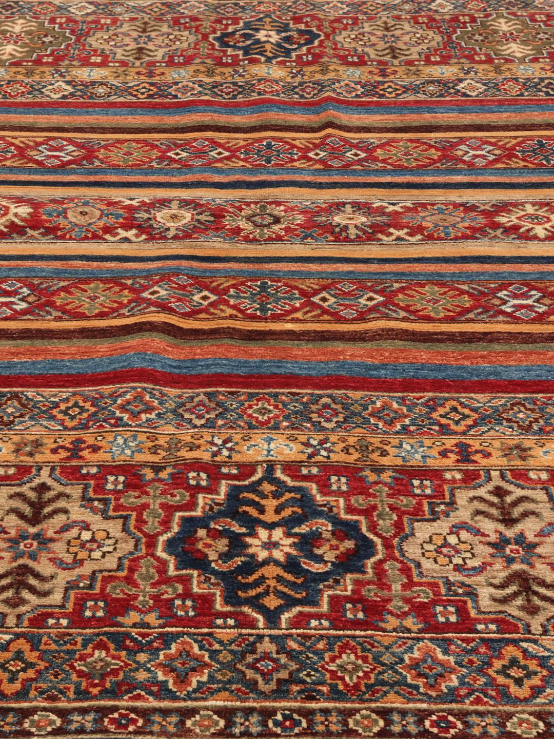 Handgeknoopt Afghaans tapijt in veelkleurig design met strepen en medaillonmotieven.
