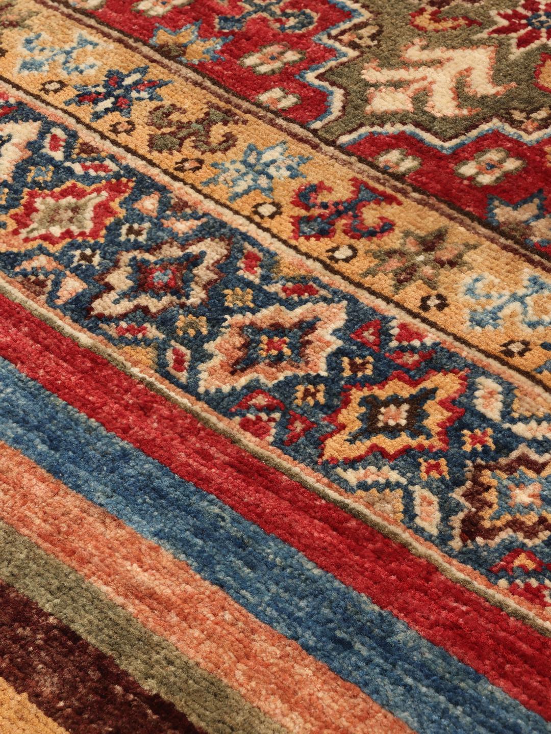 Handgeknoopt Afghaans tapijt in veelkleurig design met strepen en medaillonmotieven.